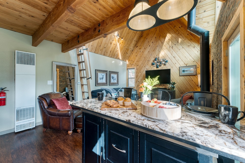 Sierra at Donner Lofted Cabin Minutes to Lake A-frame-inspired Design Deck
