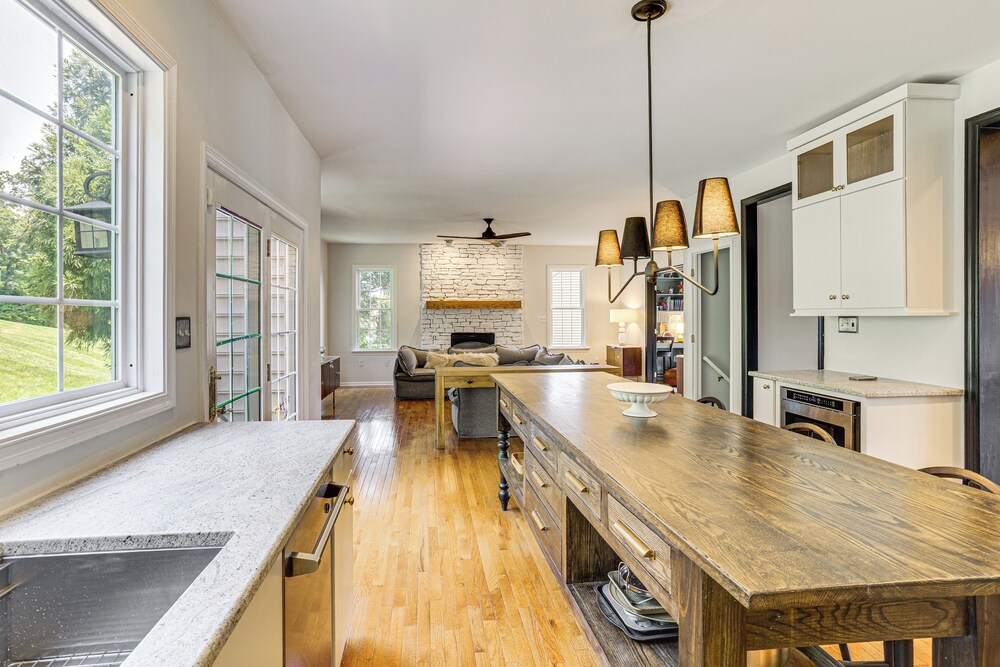 5 Mi to Dtwn York: Spacious Family Home