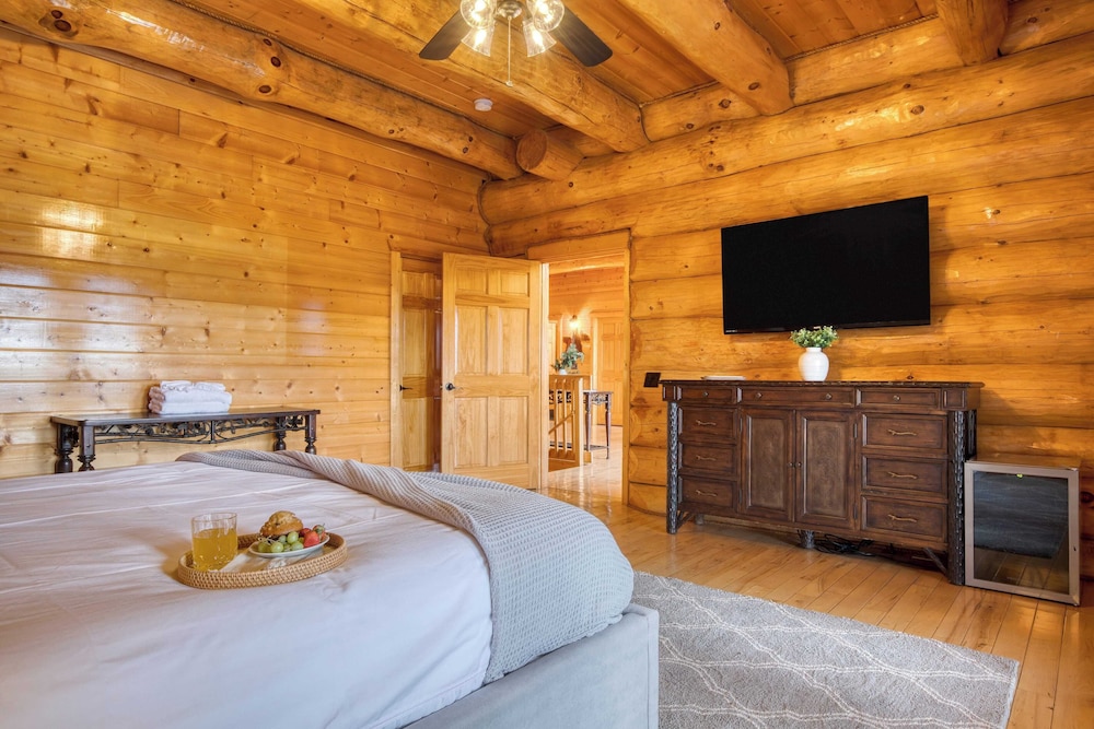 Luxury Cabin w Panoramic Views Firepit Game Room Pinnacle Chalet