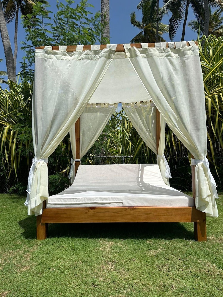 6BR Oceanfront Bliss With Private Chef and Pool