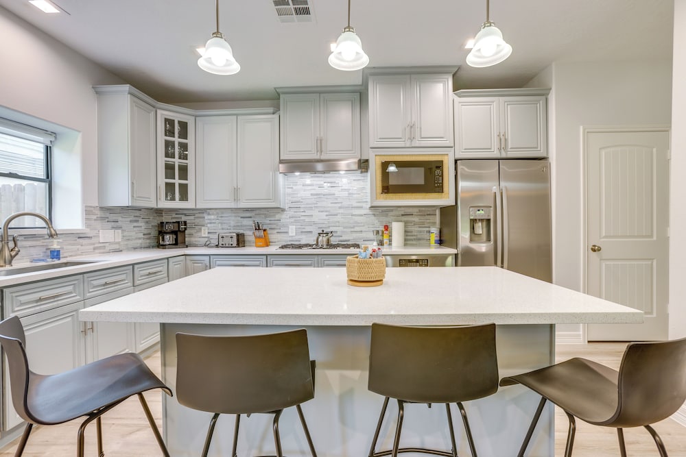 Yard & Workspaces: Luxe Duplex Unit in Houston