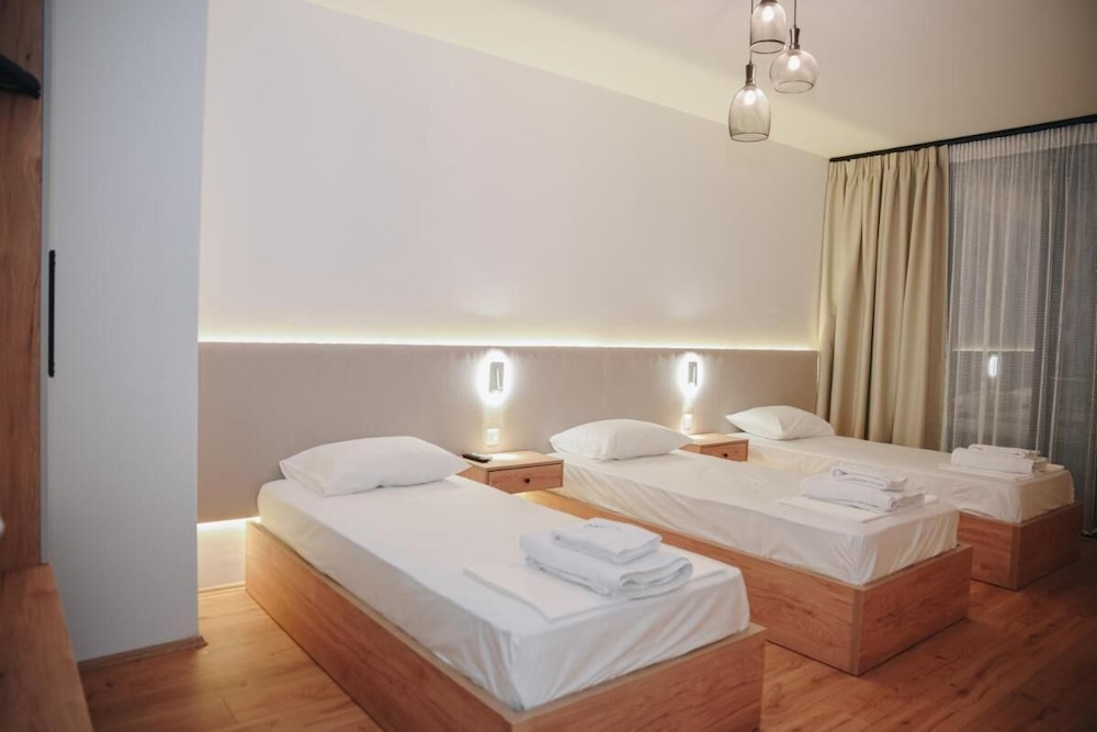 Parrot's Home Lalez Bay photo 2