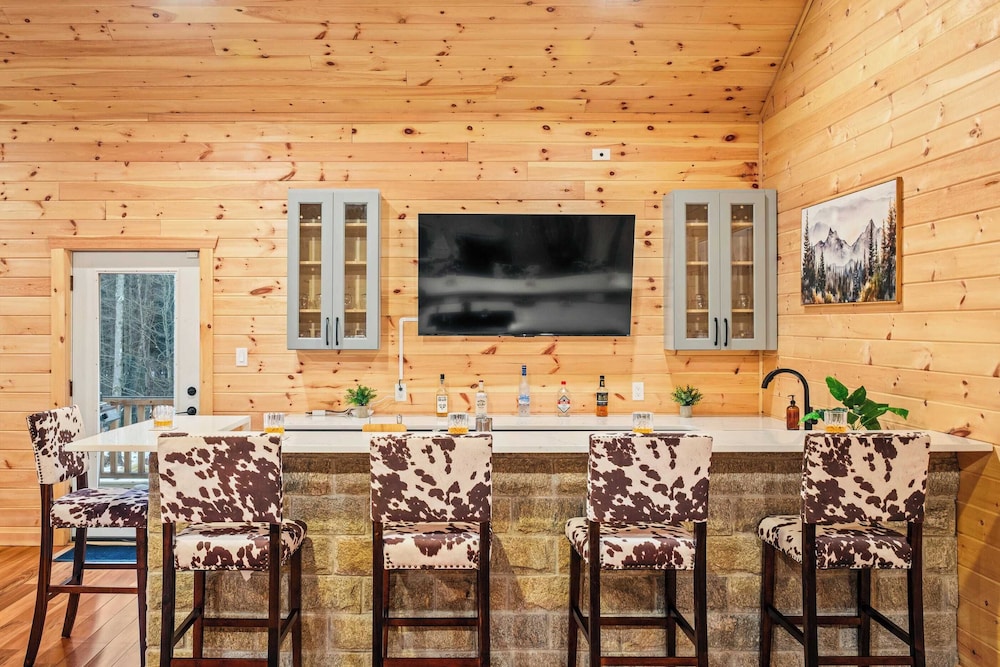 Grand Timber by Avantstay Indoor Pool, Sports Court, Game Room, & More!