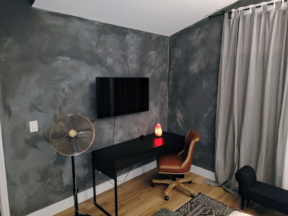 Chic 3 BR w/ Pool Near Disney Magic