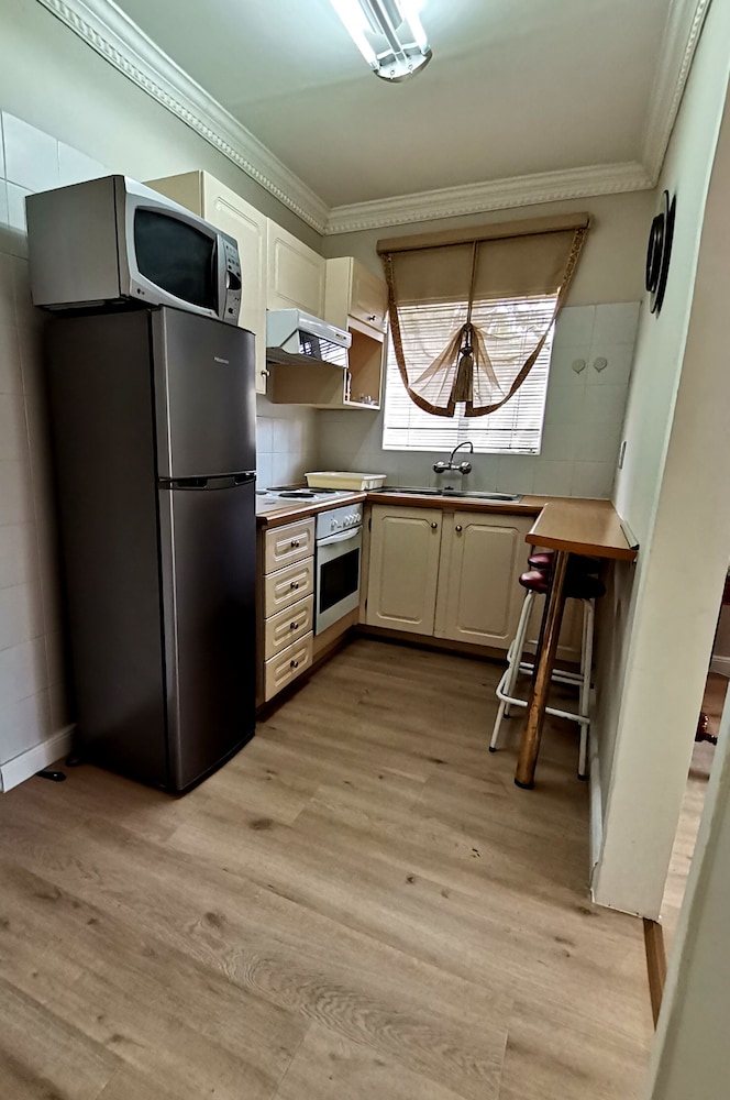 Royal Ridge Guest House and Apartments