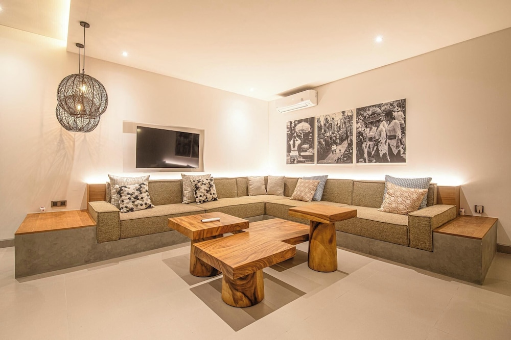 Elegant 6BR Canggu Retreat Just 400m to the Ocean