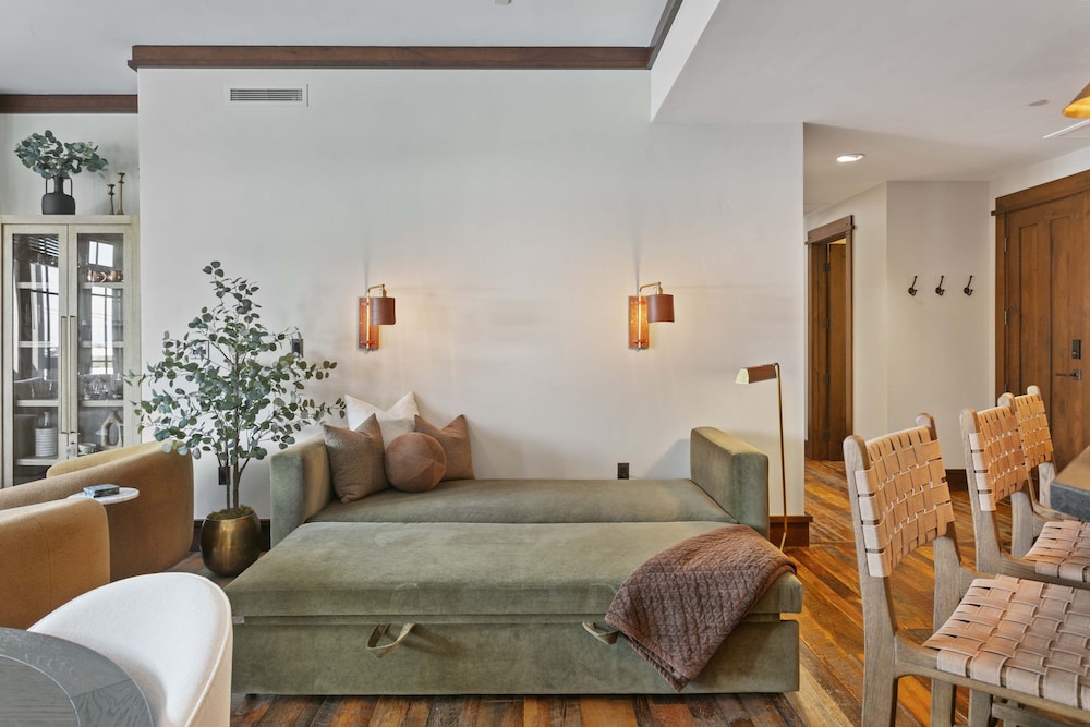 306 - Two Bedroom Arrowleaf 2 Condo