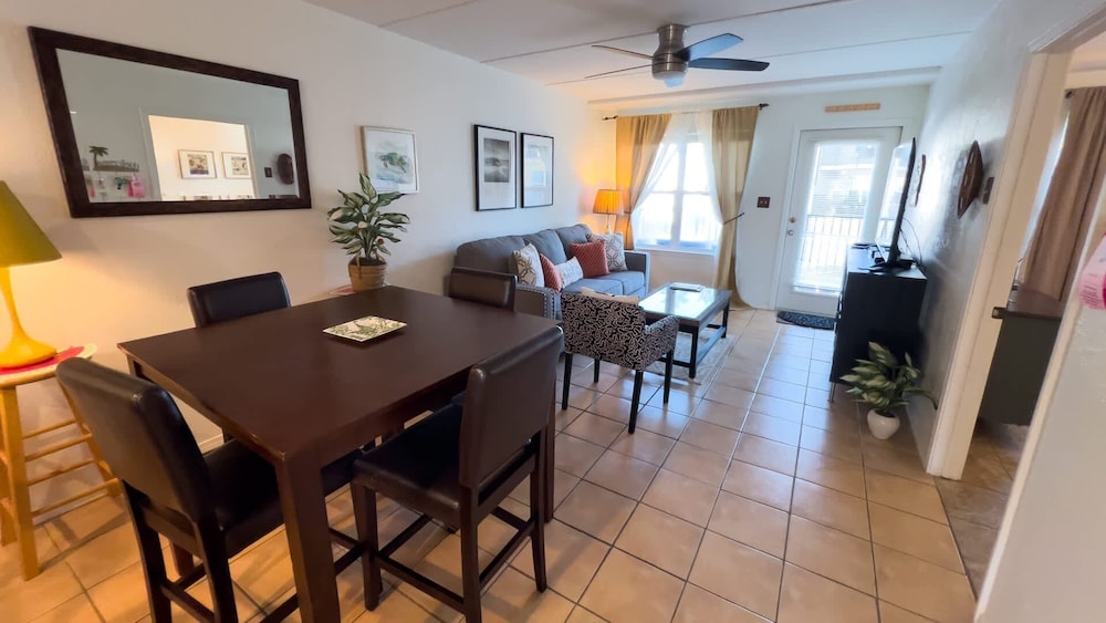 Cozy Family Retreat Steps To Beach Pool / Hot 2 Bedroom Apts