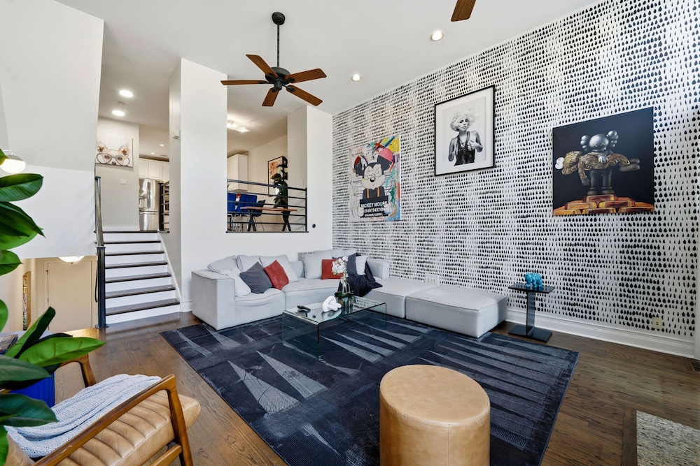 Modern 4-bedroom Townhouse in River West