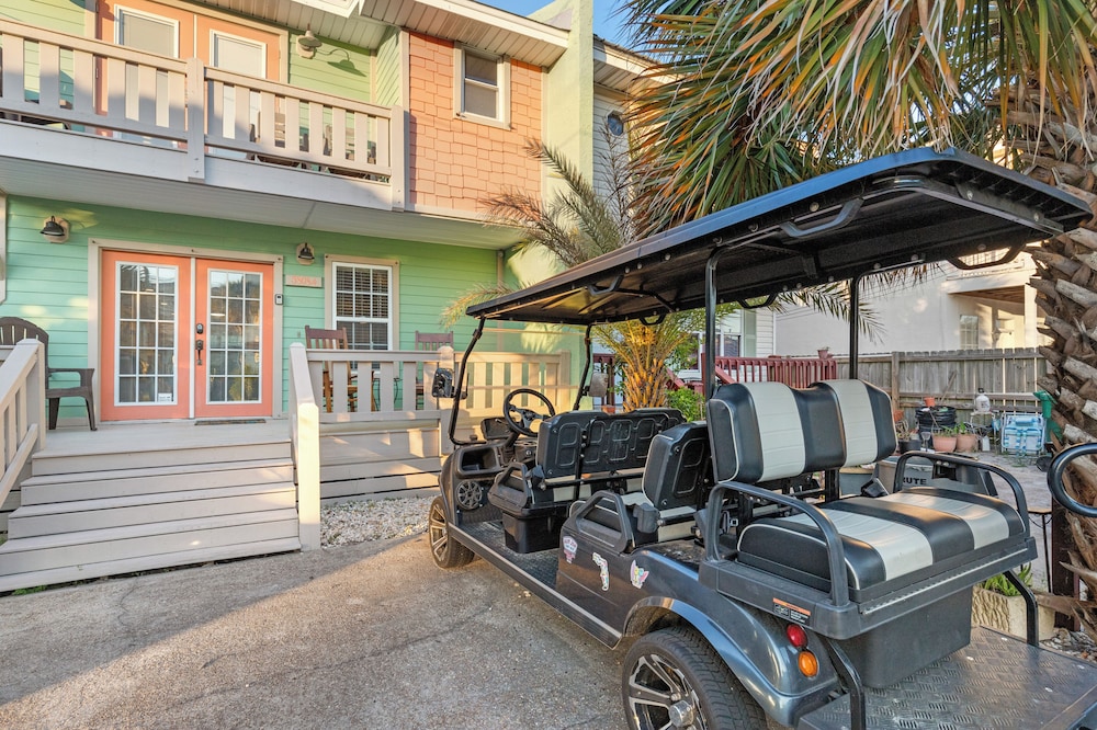 Just Beachy 3BR Dog-friendly Townhouse Near Beaches & Attractions!