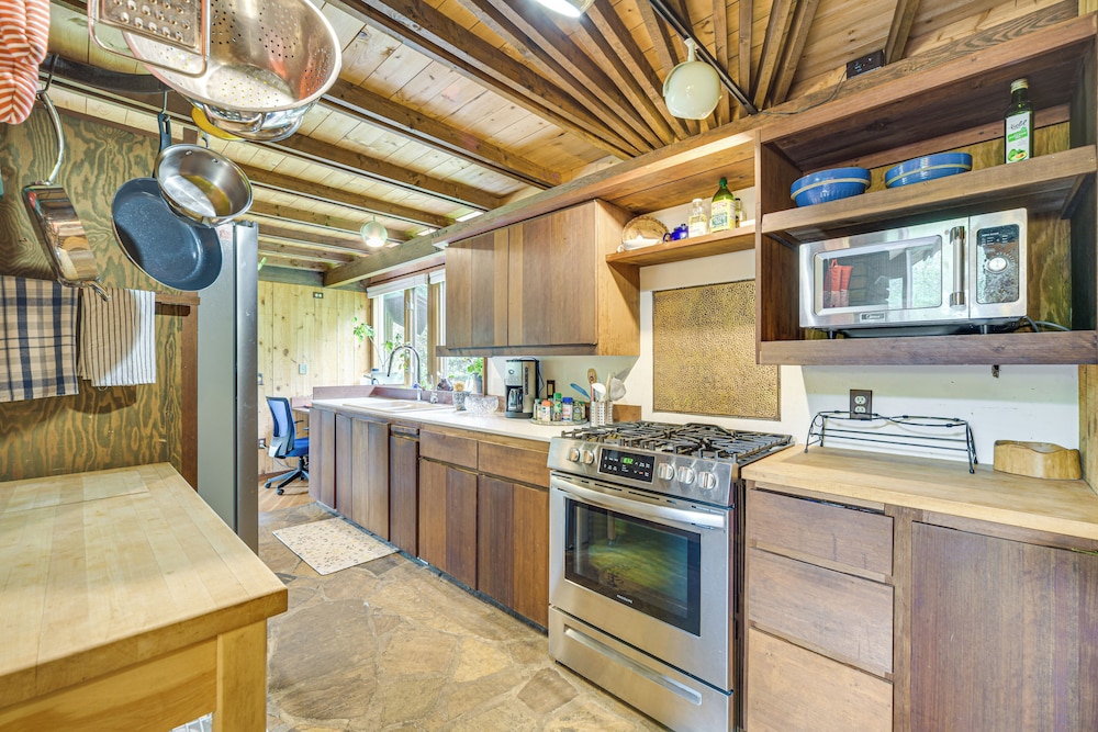Sauna & Screened Porch: Otter Creek Getaway!