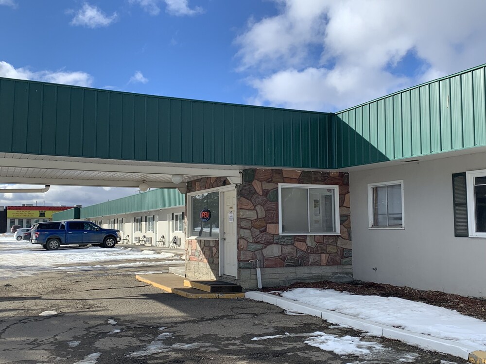 Edson Vacations - Castle Motel Edson - Property Image 13
