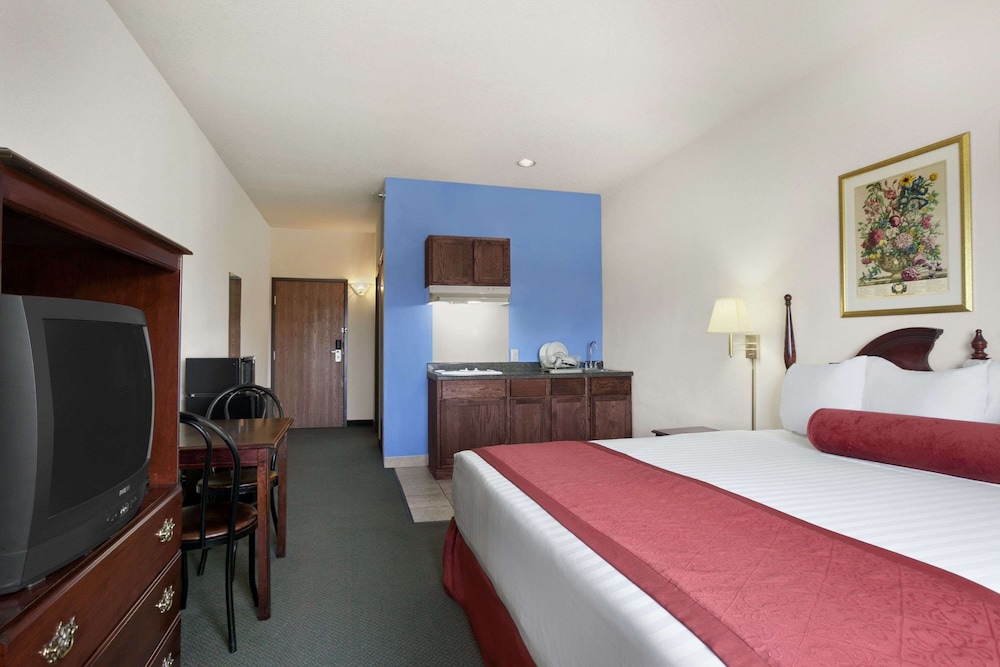 Days Inn & Suites by Wyndham Romeoville view 2