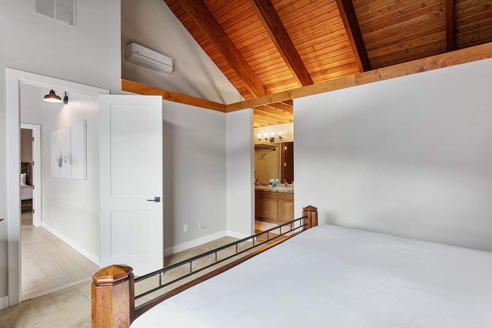 1207 - Four Bedroom with Spa Pinnacle 4 Condo