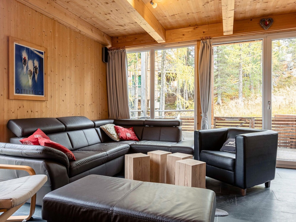 Lavish Chalet With Outdoor hot tub