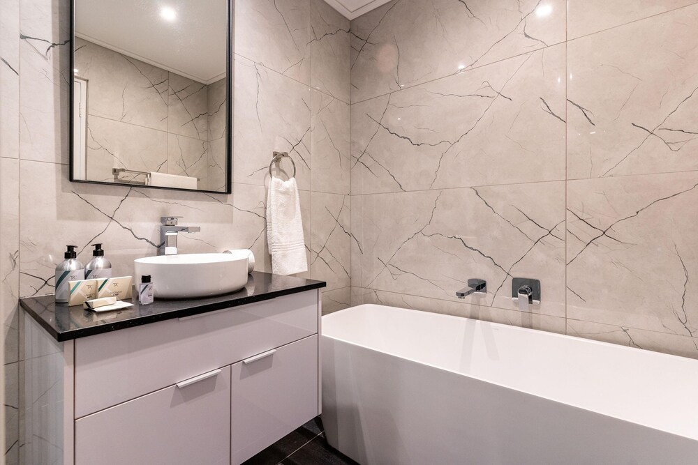 Urban Palette - Modern Artistic Green Point Apt