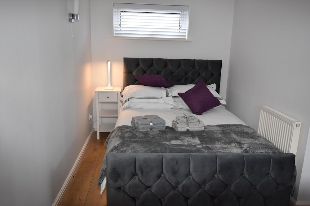 Milton Keynes Close to Station 6 bed Free Parking view 3