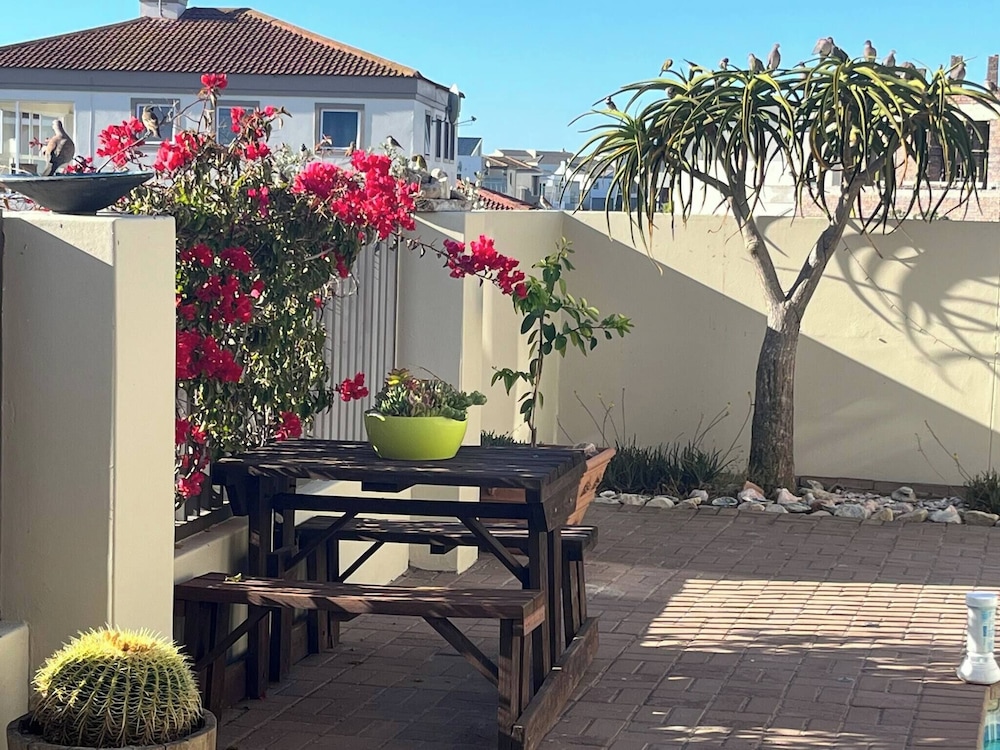 Whispering Waves - Serene Langebaan Getaway With Breathtaking Views