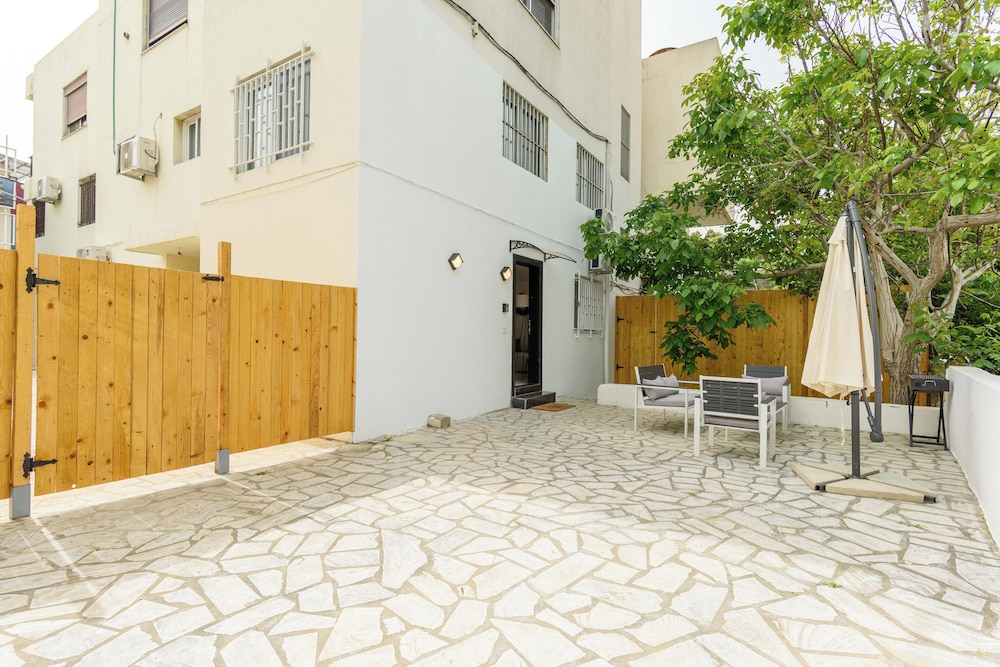 Indigo 1-BR Apt W Terrace in Batroun