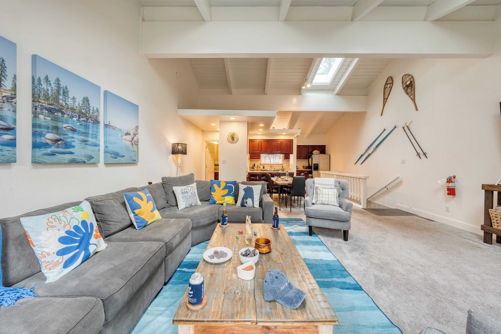 Ski Way by Avantstay Cozy Tahoe Home w/ Fireplace & Balcony