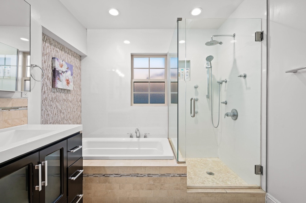 Luxury Estate With Sparkling Pool Elegant Amenities