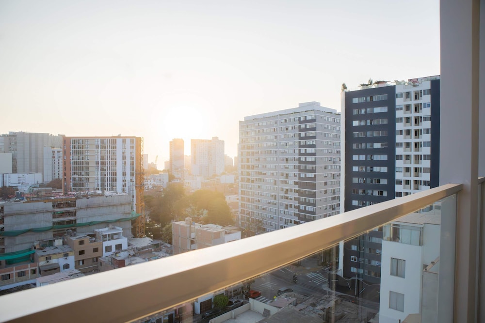 w Minimalist 2BR w Balcony in Barranco