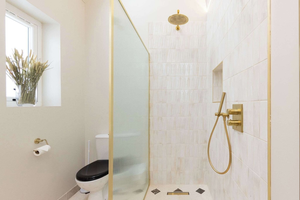 Newly Renovated Beachside Retreat for 10
