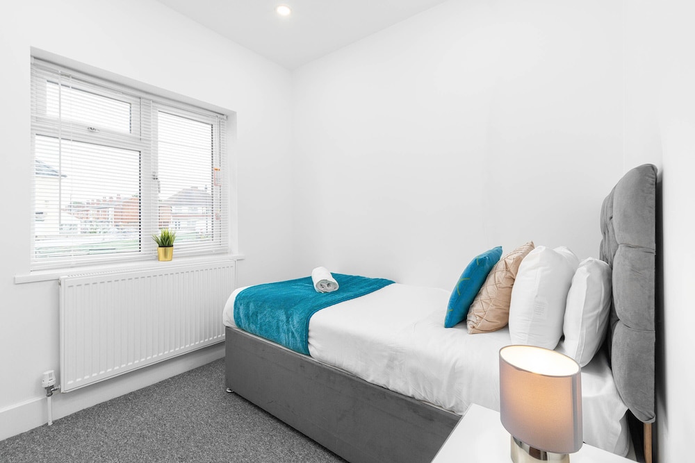 Spacious House With Garden Close to Birmingham City Centre