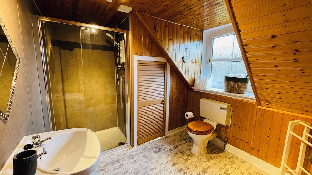 Traditional Highland Cottage Near Loch Ness-sleeps 6