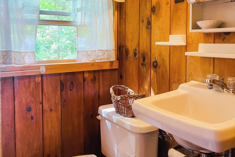 Cozy 1BR Cabin w/ Landscape Views