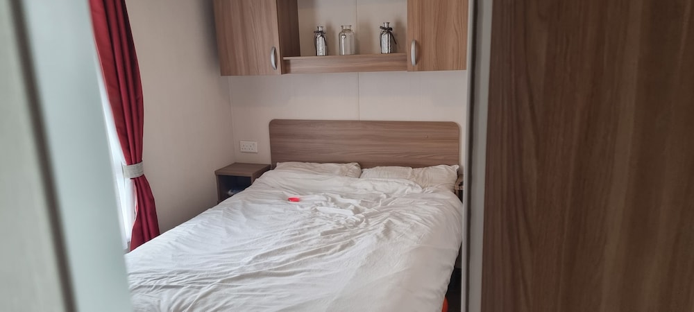 Lovely 8 Berth Direct Beach Access view 2