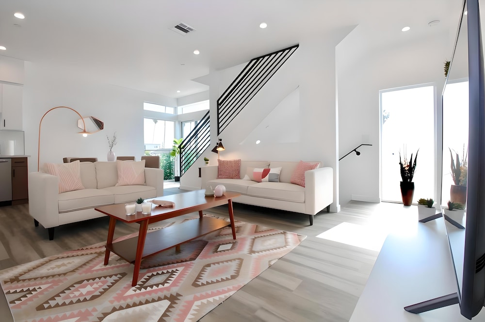 Los Angeles 3BR Villa Suites-FreeParking - Image 3