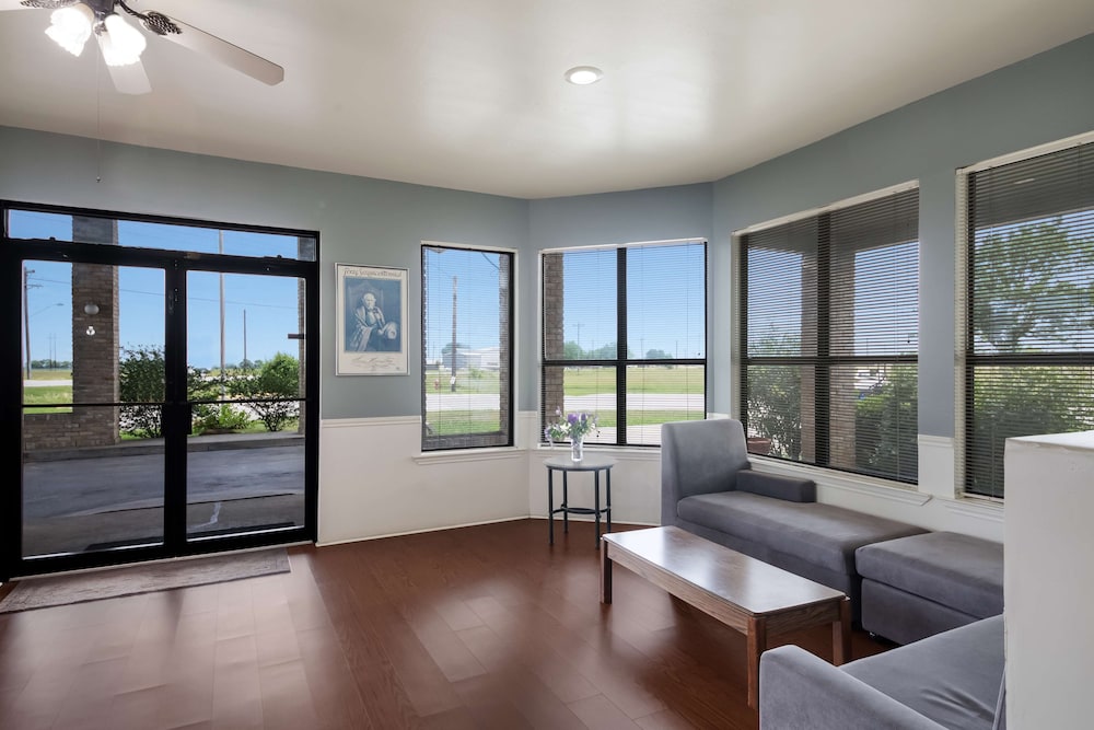 Americas Best Value Inn Lockhart view 2