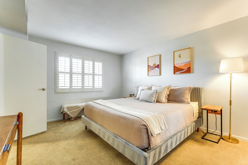 Walkable Old Town Scottsdale Condo: Pool & Hot Tub