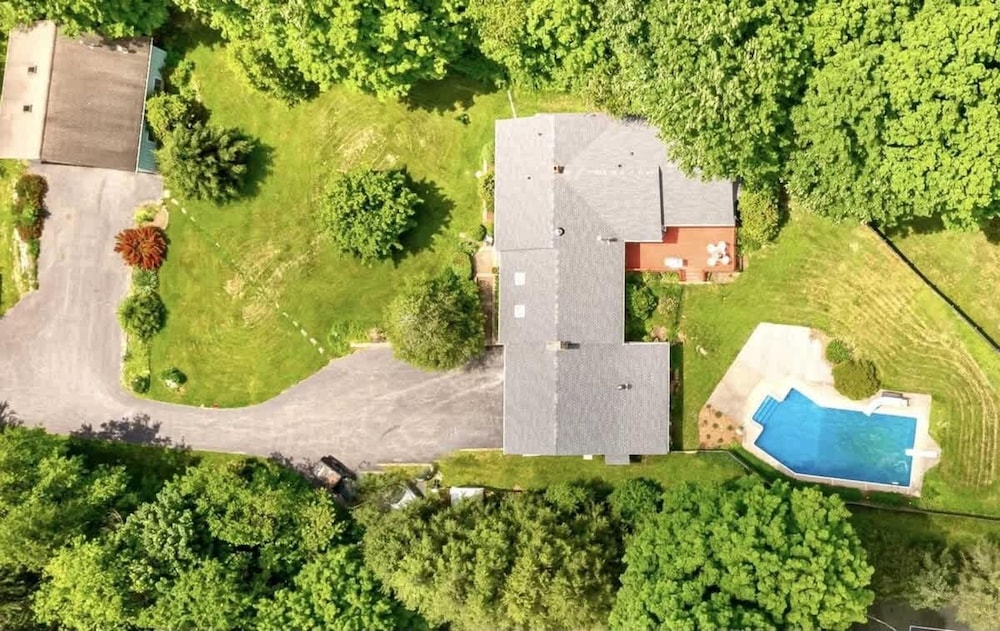 HV Spacious Retreat Sleeps 13 w Hot Tub