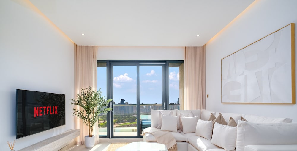 LUX The Modern Golf Skyline Suite