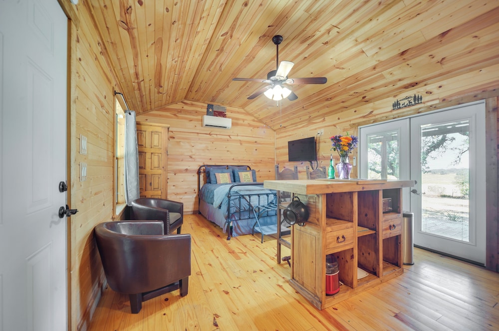 11 Mi to LBJ State Park - Couples Cabin Retreat!