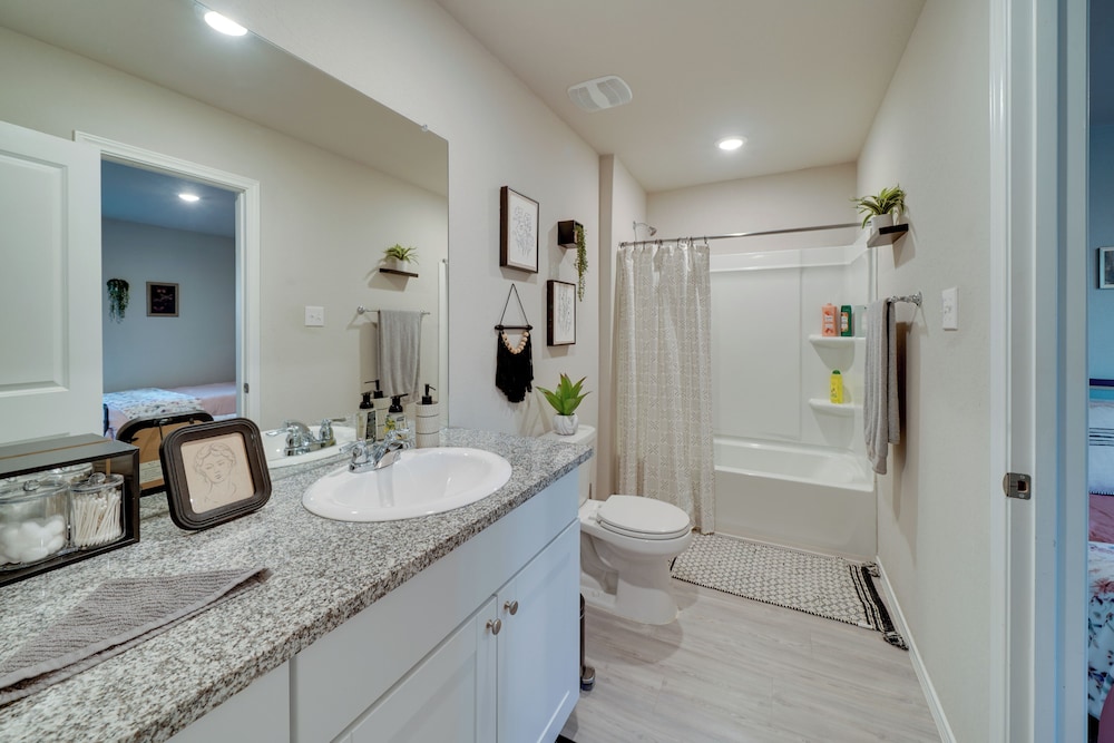 Easy Access to Dtwn San Antonio: Suburban Home
