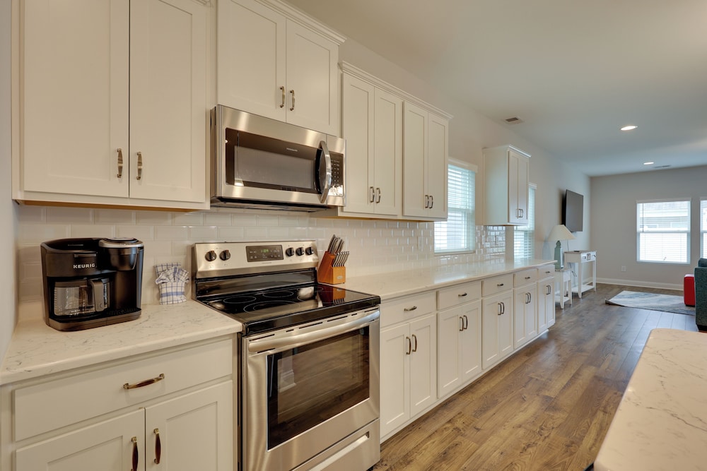 3 Mi to Golf & Waterway: Ocean Isle Beach Retreat!