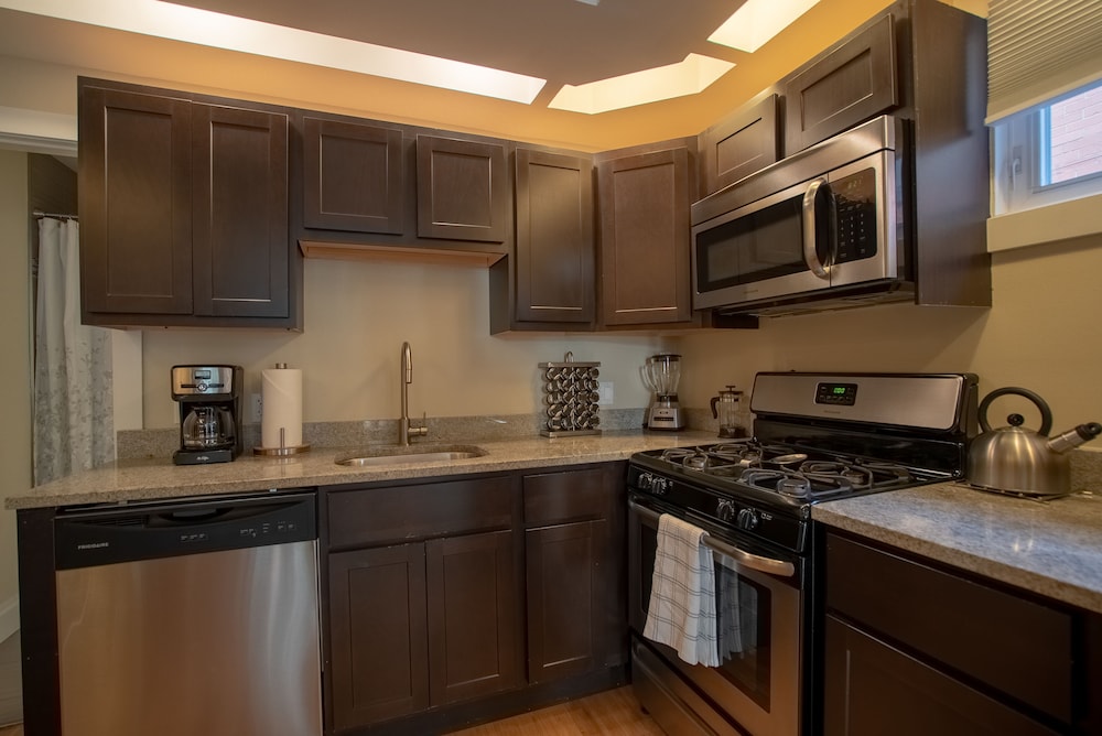 Lincoln Park Suites Operated by Roscoe Village Guesthouse photo 2