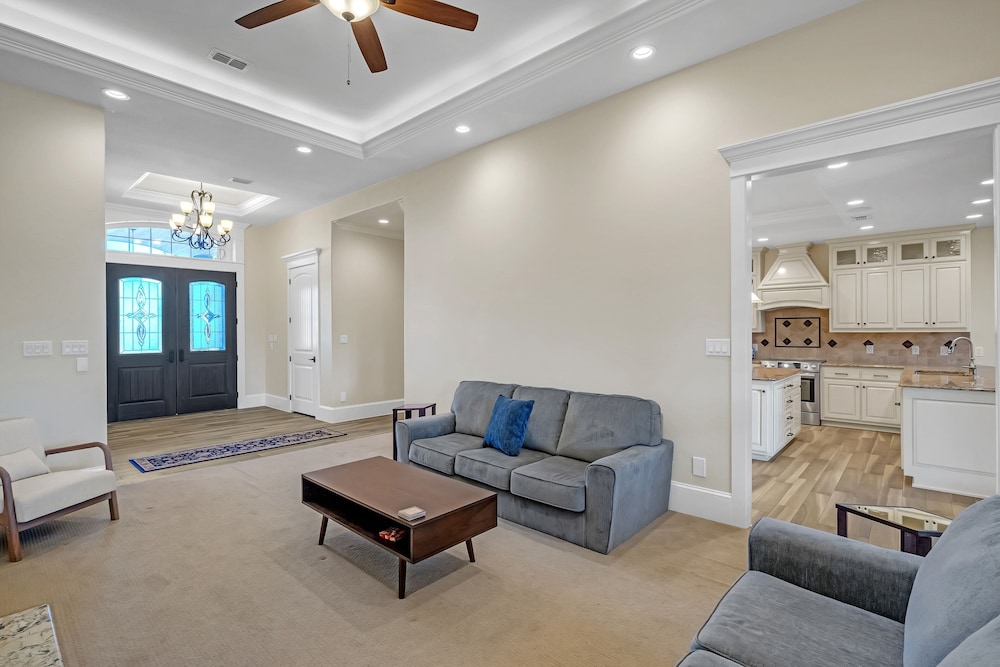 Luxurious 4-Bedroom Oasis with Private Pool Home