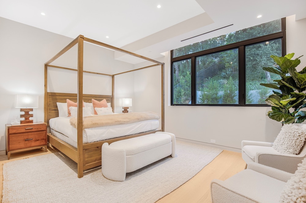 Hutton Villa - 5-bedroom Retreat in Iconic Beverly Hills Oasis