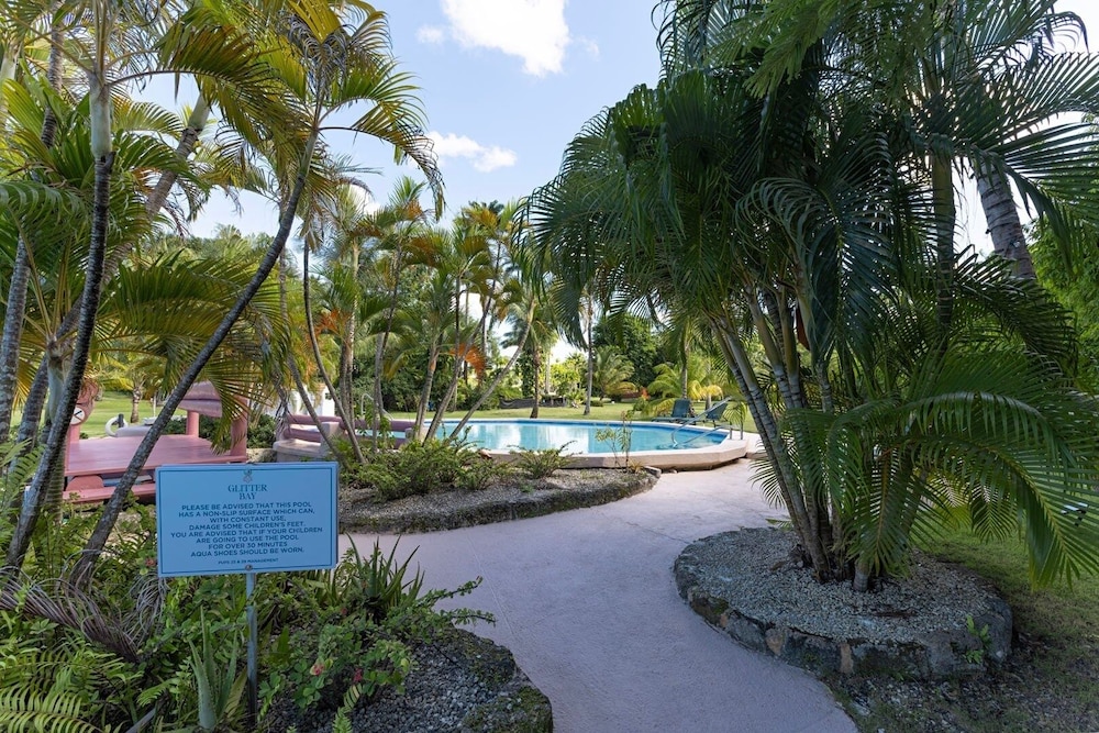 Glitter Bay Estate 214 1 Bedroom Apts