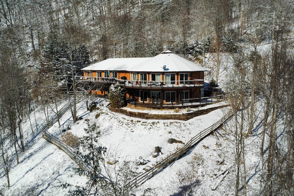 Scenic Pet-friendly House w/ Private Hot Tub! view 2