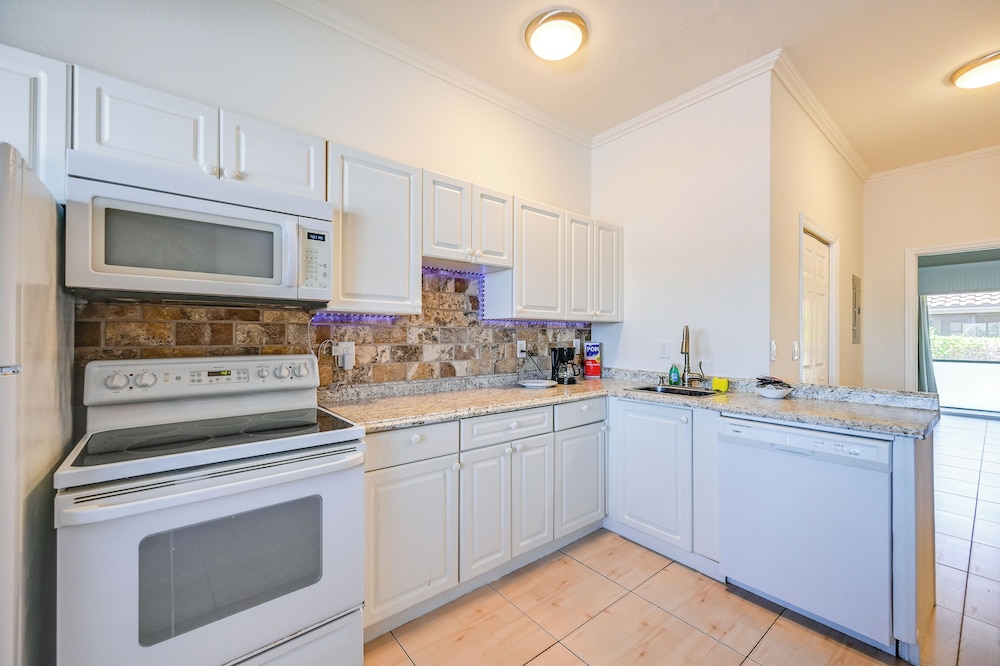 Sail + Soak: Naples Condo w/ Heated Pool Access