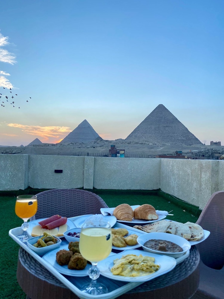 Isis pyramids view inn