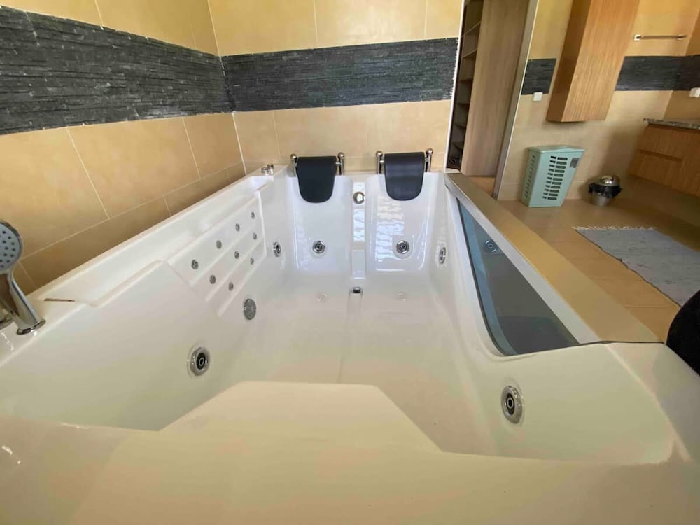Fare Avea in Mahina With 3 Bedrooms and 2 Bathrooms