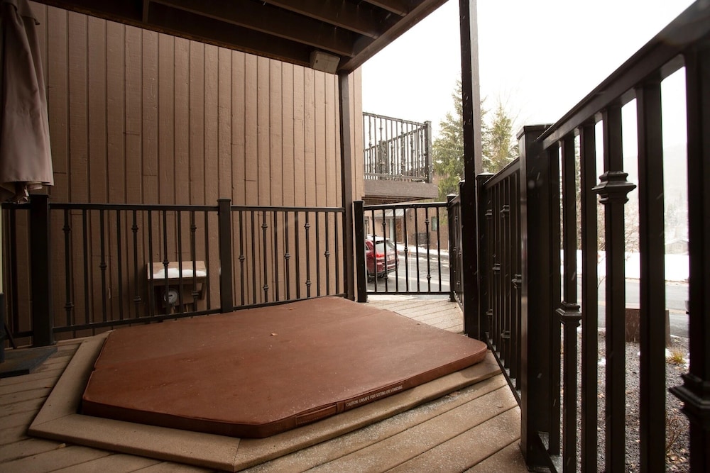 Pinnacle at Deer Valley Resort - Four Bedroom Condo with Hot Tub #1065 4 Condo