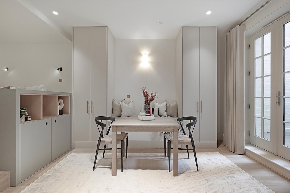 Stylish Earl's Court Studio Plus Patio