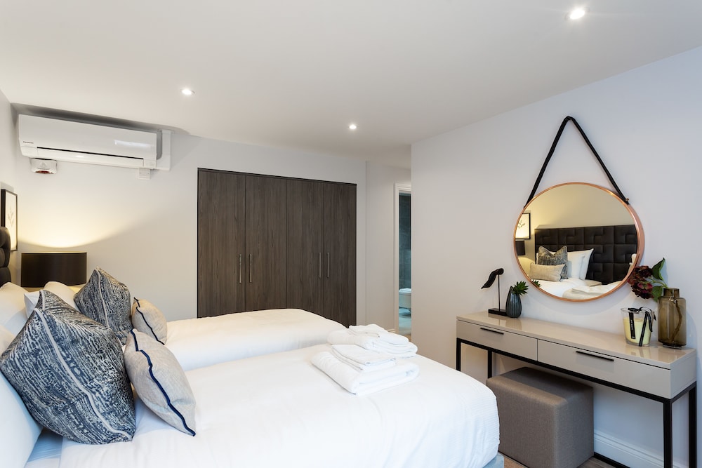 The Carlyle - Elegant Serviced Apartments